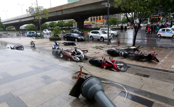 Hà Nội: 1 người chết, 5 người bị thương do mưa bão ảnh 7