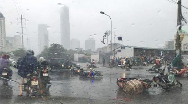 Hà Nội: 1 người chết, 5 người bị thương do mưa bão ảnh 6