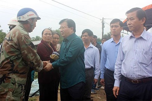 Phó Thủ tướng Trịnh Đình Dũng kiểm tra công tác khắc phục mưa lũ tại Quảng Ngãi ảnh 1