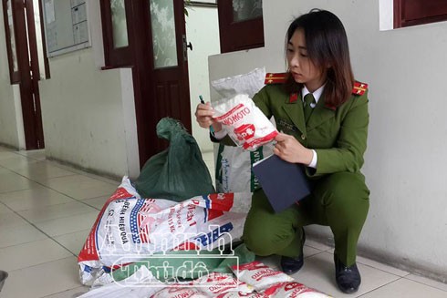 Hà Nội: Bắt quả tang người phụ nữ chở 2 bao tải mì chính giả đi bán ảnh 1