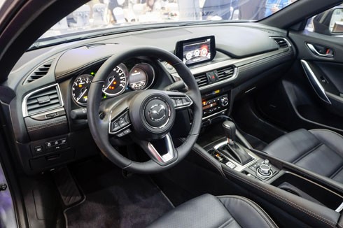Khoang nội thất bên trong được nâng cấp đáng kể với hệ thống điều khiển trung tâm Mazda connect với màn hình cảm ứng 7inch tích hợp cụm nút xoay điều khiển; Ghế trước chỉnh điện kèm khả năng nhớ vị trí lái; Phanh tay điện tử điều khiển tự động thông minh. Ngoài ra, Mazda6 cũng trang bị hệ thống màn hình hiển thị thông tin ADD.