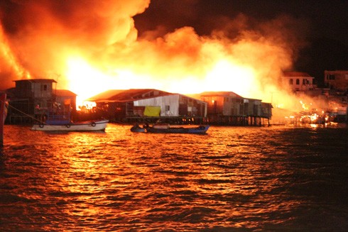 Cháy cực lớn ở cồn Nhất Trí, 50 căn nhà bị thiêu trụi trong đêm ảnh 1