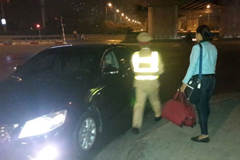 Đêm 30 Tết không đón được xe khách, một phụ nữ được CSGT đưa về tận nhà ảnh 4