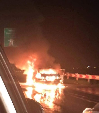 Xe 4 ô tô 4 chỗ bốc cháy dữ dội trên cao tốc Pháp Vân, chủ xe "chán ngán" bỏ đi ảnh 2