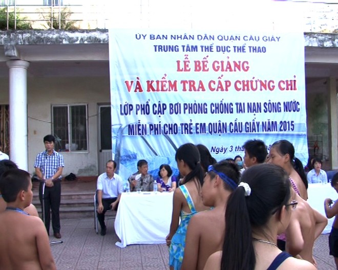 Lễ bế giảng lớp phổ cập bơi miễn phí cho trẻ em quận Cầu Giấy năm 2015