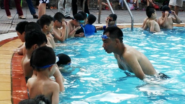 Hơn 2500 học sinh quận Cầu Giấy được học bơi miễn phí
