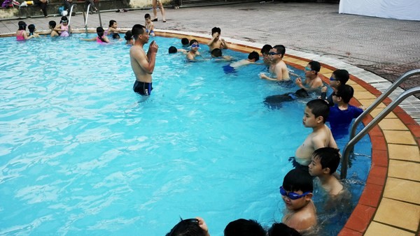 Hơn 2500 học sinh quận Cầu Giấy được học bơi miễn phí