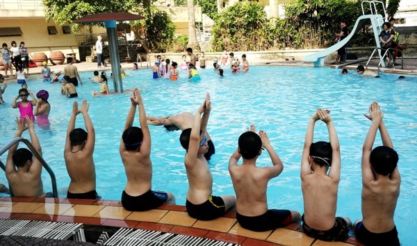 Hơn 2500 học sinh quận Cầu Giấy được học bơi miễn phí ảnh 5