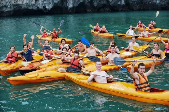 Chèo thuyền kayak là một trong những sản phẩm du lịch thú vị ở Hạ Long