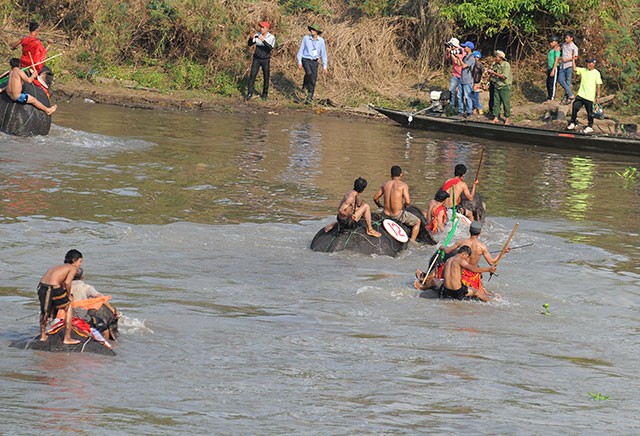 Hấp dẫn cuộc thi bơi dành cho voi trên dòng sông Sêrêpốc ảnh 7