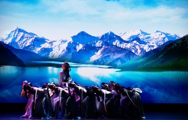Tiết mục múa "Tắm tiên" do các nghệ sỹ Đoàn Ca múa Thượng Hải biểu diễn