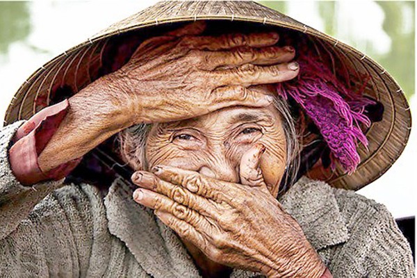 Bức ảnh chụp "Cụ bà người Việt đẹp nhất thế giới " được mua với giá 30.000 USD ảnh 1