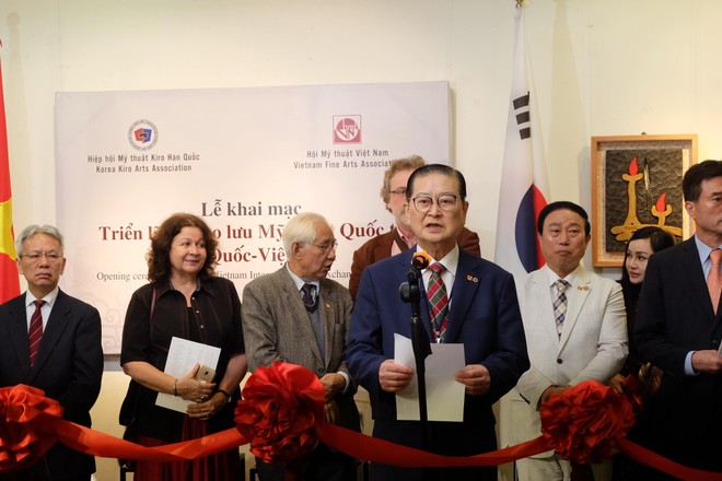 Ông Yun Bu Nam, Chủ tịch Hiệp hội Mỹ thuật Kiro Hàn Quốc phát biểu tại lễ khai mạc