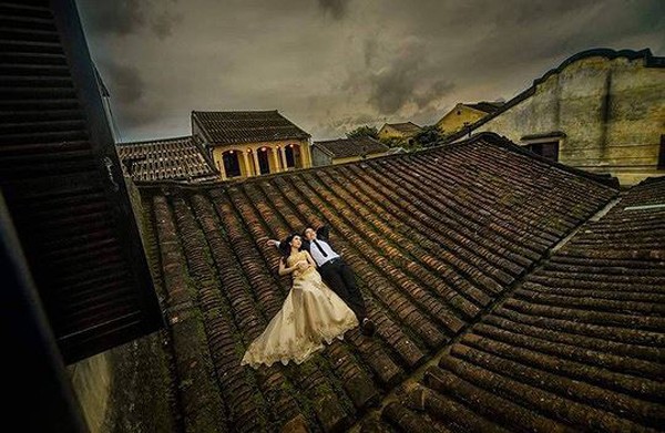 Bức xúc với hình ảnh cặp đôi chụp ảnh cưới trên mái nhà cổ Hội An ảnh 1