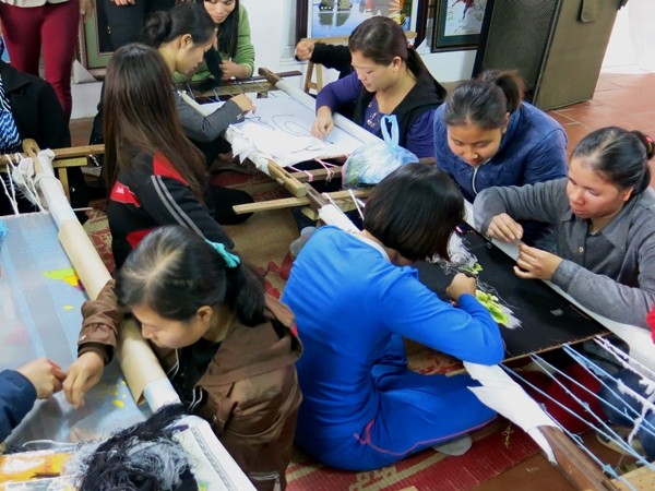 Phụ nữ khuyết tật huyện Thường Tín được học thêm nghề thêu ảnh 2