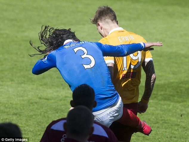 Vết nhơ của bóng đá Anh: Cầu thủ đấm đá nhau túi bụi ngay trên sân ảnh 3
