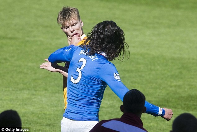 Vết nhơ của bóng đá Anh: Cầu thủ đấm đá nhau túi bụi ngay trên sân ảnh 4