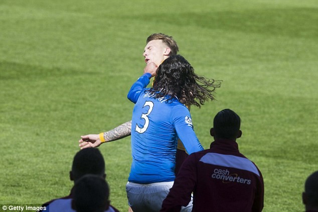 Vết nhơ của bóng đá Anh: Cầu thủ đấm đá nhau túi bụi ngay trên sân ảnh 5