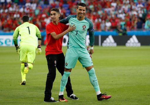 Cậu bé nhặt bóng bất chấp tất cả để "tự sướng" với Ronaldo ảnh 2