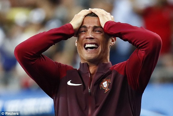 Bất chấp chân đau, Ronaldo sốt sắng chỉ đạo như HLV ảnh 9