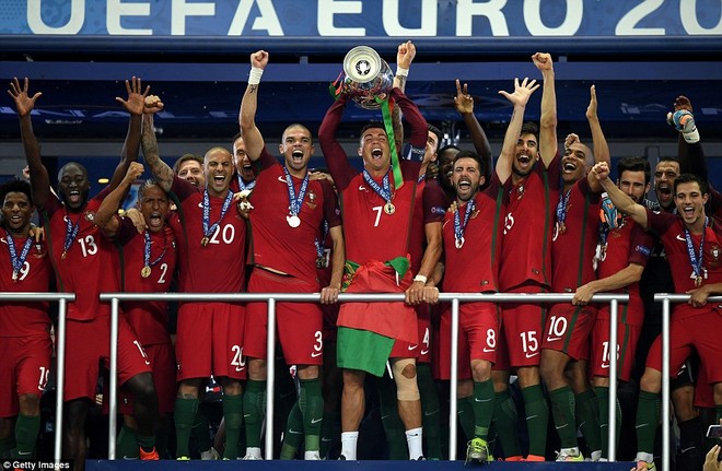 Mặc đồ ngủ, HLV Mourinho hí hửng chúc mừng Bồ Đào Nha ảnh 2