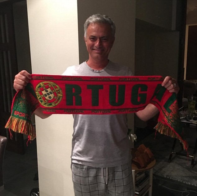 Mặc đồ ngủ, HLV Mourinho hí hửng chúc mừng Bồ Đào Nha ảnh 1