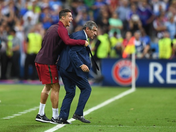 Bất chấp chân đau, Ronaldo sốt sắng chỉ đạo như HLV ảnh 4