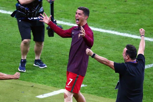 Bất chấp chân đau, Ronaldo sốt sắng chỉ đạo như HLV ảnh 8