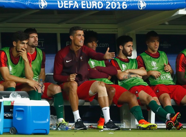 Bất chấp chân đau, Ronaldo sốt sắng chỉ đạo như HLV ảnh 2