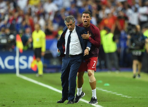 Bất chấp chân đau, Ronaldo sốt sắng chỉ đạo như HLV ảnh 7
