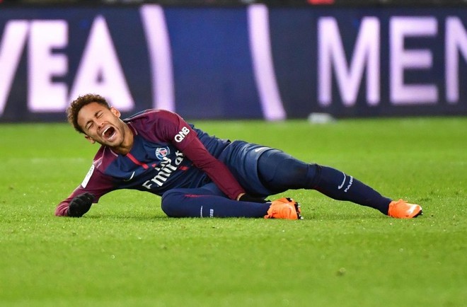 Neymar hồi hương trên xe lăn, bỏ ngỏ khả năng dự World Cup 2018 ảnh 1