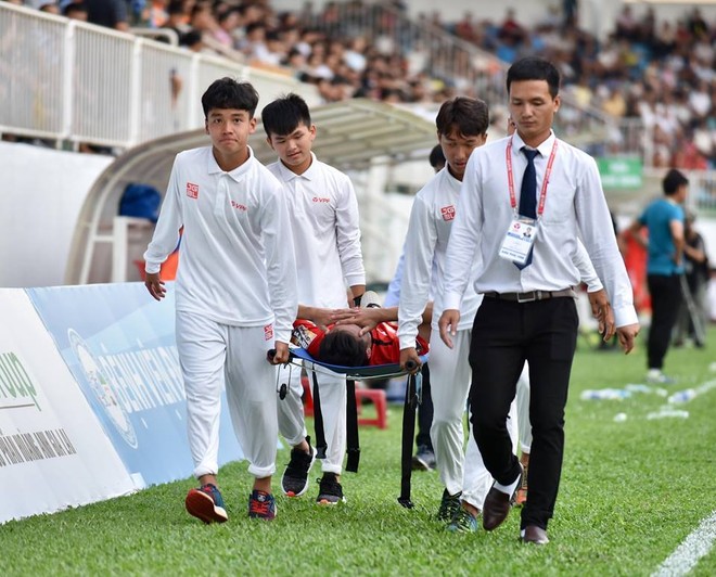 Ngôi sao U23 Việt Nam nhập viện cấp cứu sau pha va chạm ở V-League ảnh 1