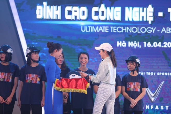 Việt Nam Grand Prix tặng 10.000 mũ bảo hiểm tiêu chuẩn cho học sinh, sinh viên ảnh 2