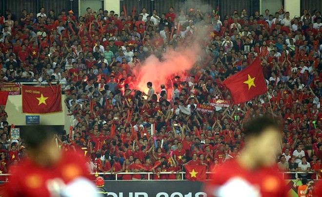 AFC phạt nặng, bóng đá Việt Nam mất gần 1 tỷ đồng vì pháo sáng ảnh 1