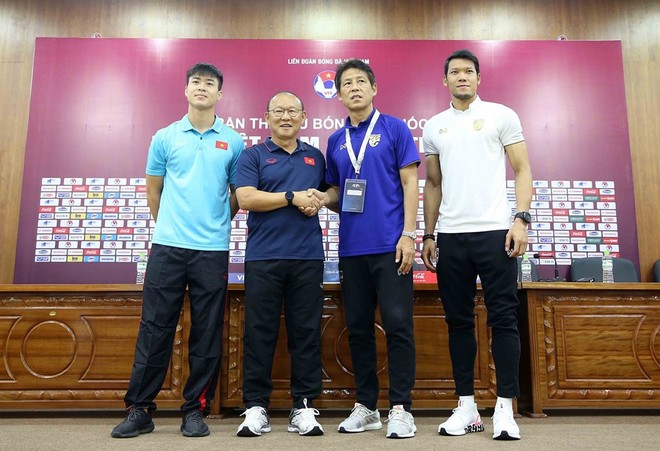 HLV Park cùng học trò Duy Mạnh và HLV Nishino, thủ môn Kawin bên phía Thái Lan