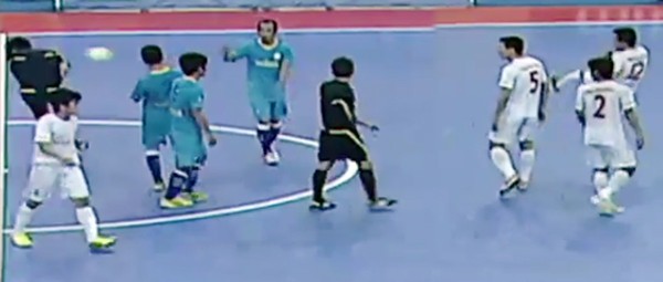 Cầu thủ cay cú, sút bóng vào mặt trọng tài ở giải futsal toàn quốc 2015 ảnh 1