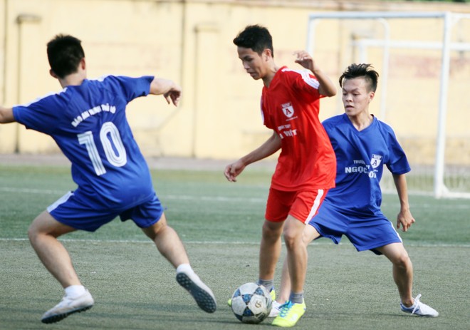 Kết quả, hình ảnh lượt trận cuối vòng bảng giải bóng đá học sinh THPT Hà Nội 2015 ảnh 10