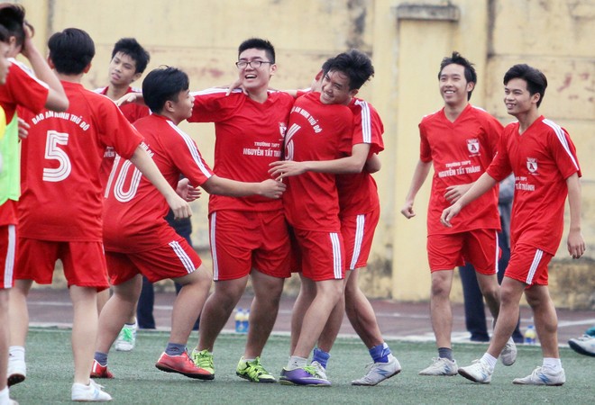 Hình ảnh vòng tứ kết, lịch bán kết giải bóng đá học sinh THPT Hà Nội 2015 ảnh 27