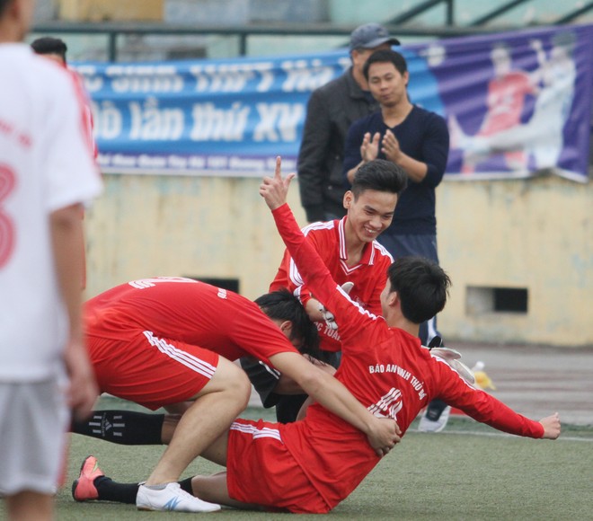 Hình ảnh vòng tứ kết, lịch bán kết giải bóng đá học sinh THPT Hà Nội 2015 ảnh 24