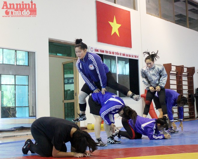 Xem các nữ võ sỹ Việt... đá bóng để ép cân tới Olympic 2016 ảnh 5