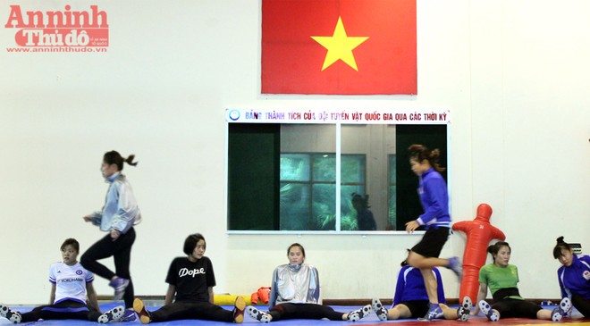 Xem các nữ võ sỹ Việt... đá bóng để ép cân tới Olympic 2016 ảnh 15