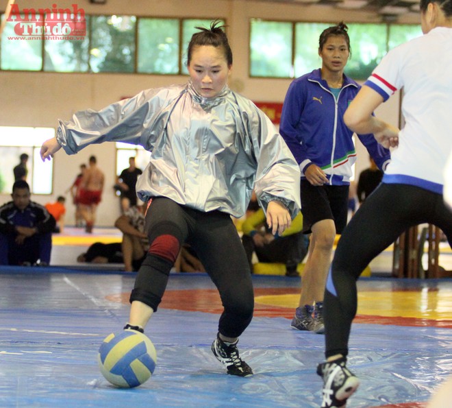 Xem các nữ võ sỹ Việt... đá bóng để ép cân tới Olympic 2016 ảnh 10