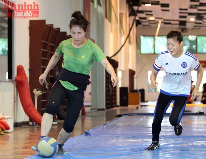Xem các nữ võ sỹ Việt... đá bóng để ép cân tới Olympic 2016 ảnh 9
