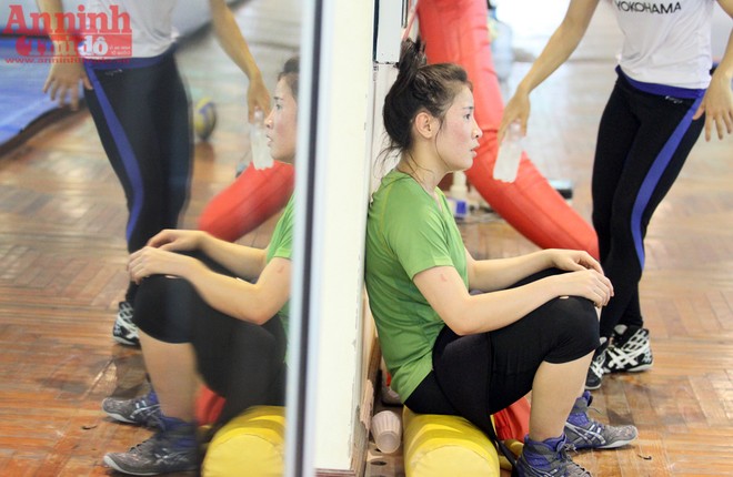 Xem các nữ võ sỹ Việt... đá bóng để ép cân tới Olympic 2016 ảnh 13