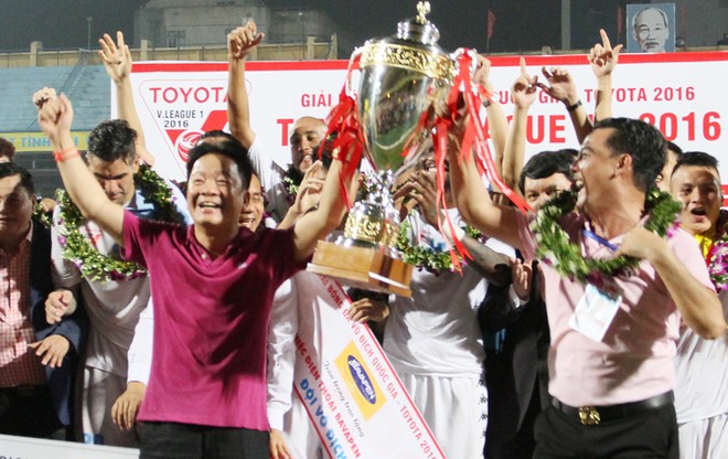 Cầu thủ Hà Nội T&T "bơi" trong tiền thưởng sau chức vô địch V-League ảnh 1