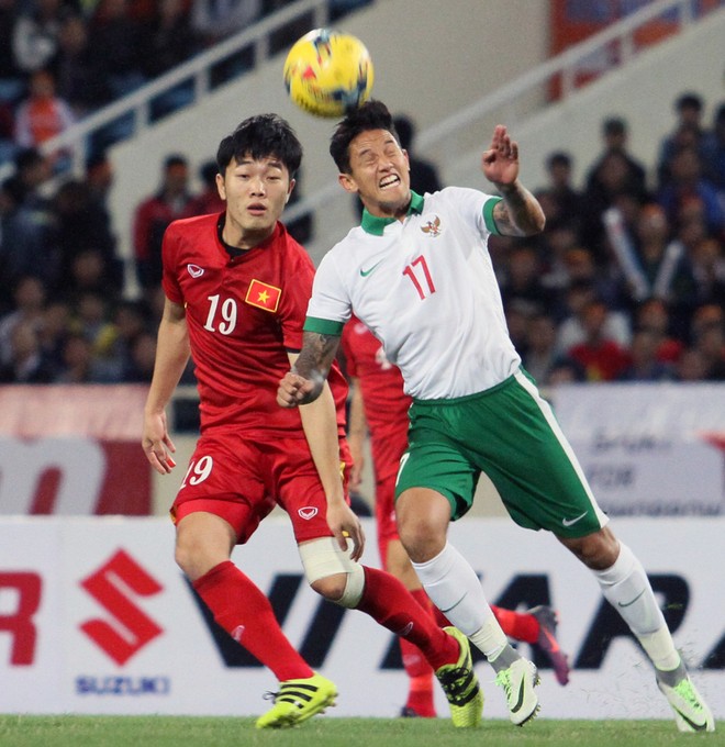 ĐT Việt Nam (áo đỏ) và Indonesia trong trận giao hữu trên sân Mỹ Đình hôm 8-11