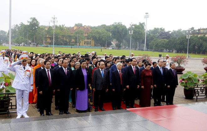 Đoàn Đại biểu Quốc hội vào lăng viếng Chủ tịch Hồ Chí Minh ảnh 3