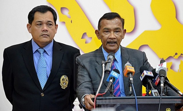 Tổng thư ký Ahmad Azzuddin (bên phải) cho biết AFF không thể can thiệp vụ chủ nhà SEA Games muốn tự ý chọn bảng đấu ở môn bóng đá nam, nữ đại hội
