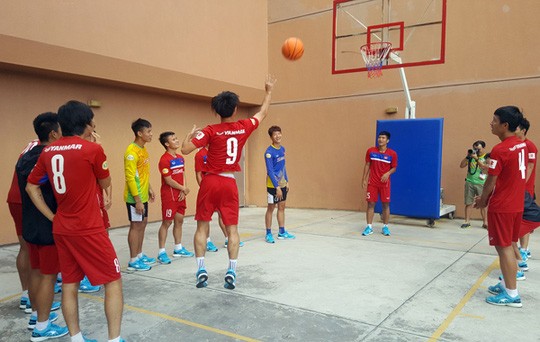 Trước giờ quyết đấu: U22 Việt Nam chơi bóng rổ, Thái Lan rèn dứt điểm ảnh 1