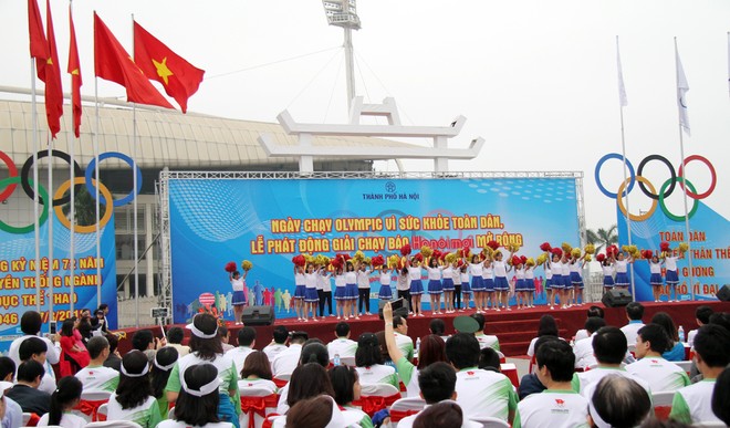 8.000 người dân Hà Nội hưởng ứng "Ngày chạy Olympic vì sức khỏe toàn dân" ảnh 1